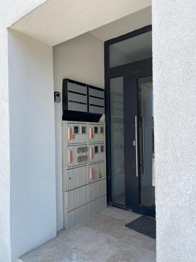 Noah Apartment Self Check-In Otopeni Bagian luar foto