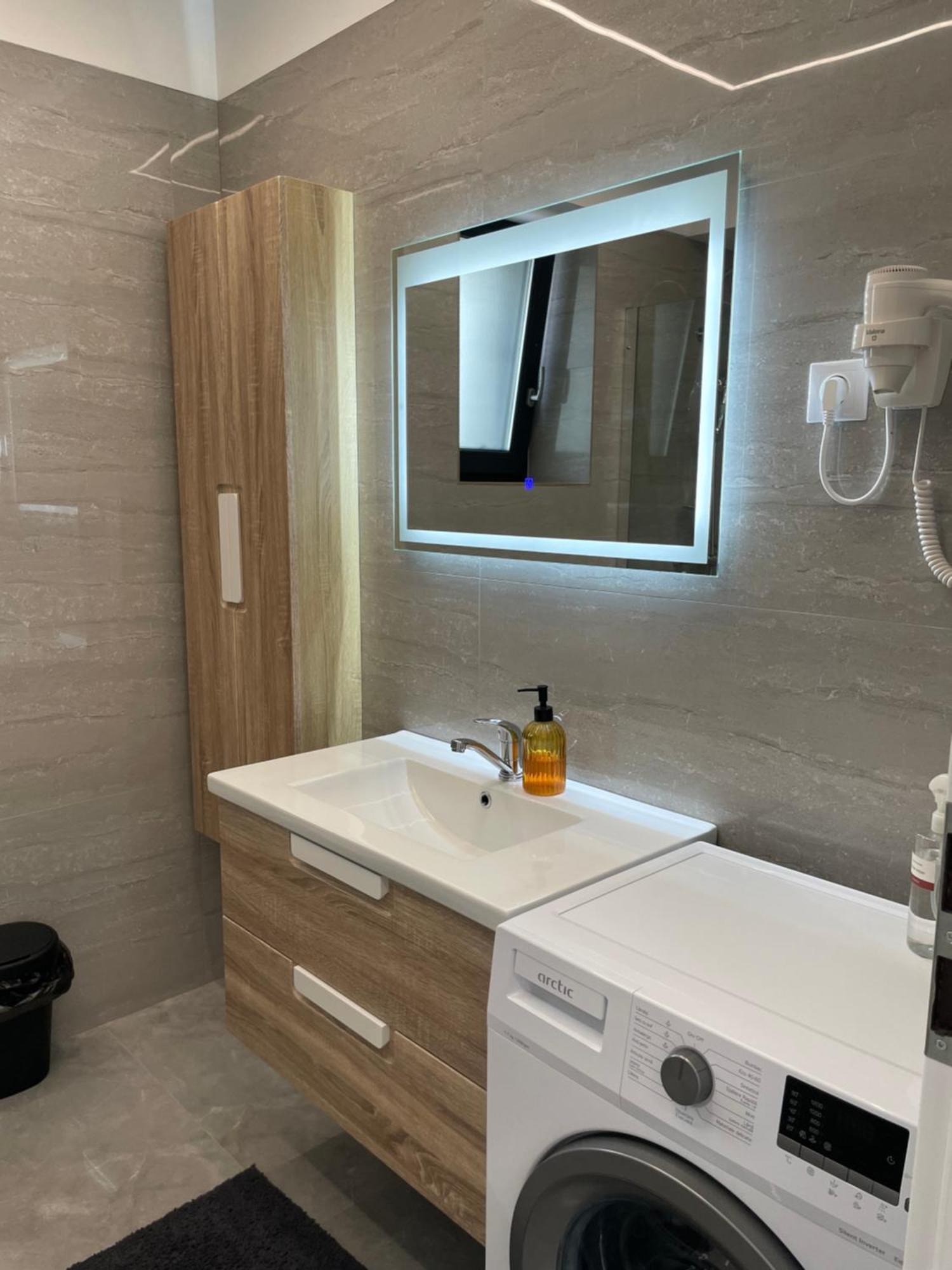 Noah Apartment Self Check-In Otopeni Bagian luar foto
